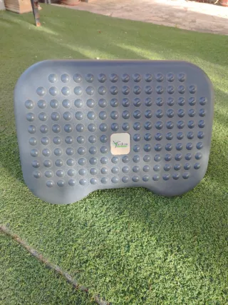 Reposapiés ergonómico gris