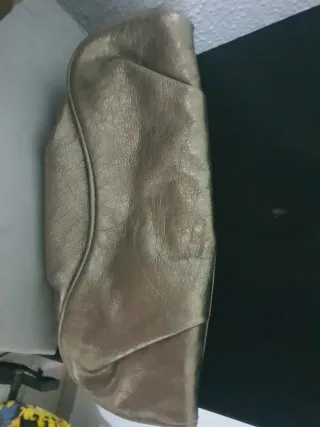 Bolso y zapatos dorados