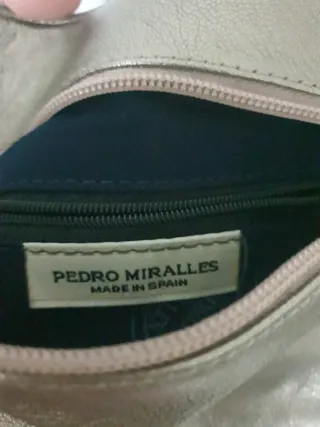 Bolso y zapatos dorados