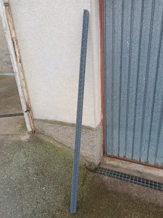 Estanterías metálicas grises