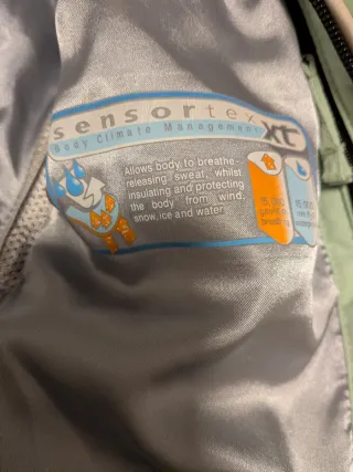 Anorak de esquí verde y blanco