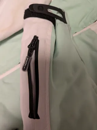 Anorak de esquí verde y blanco