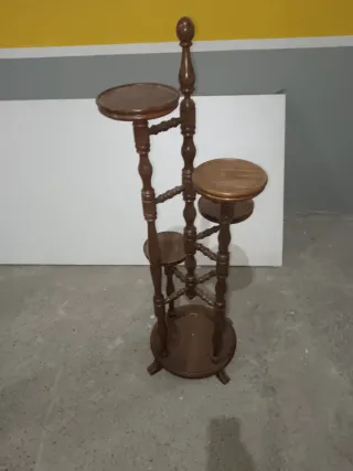 Estantería de madera para plantas