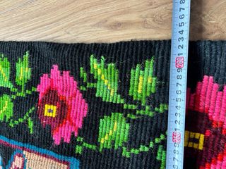 Tappeto lana nero con fiori rosa