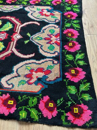 Tappeto lana nero con fiori rosa