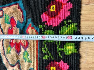 Tappeto lana nero con fiori rosa