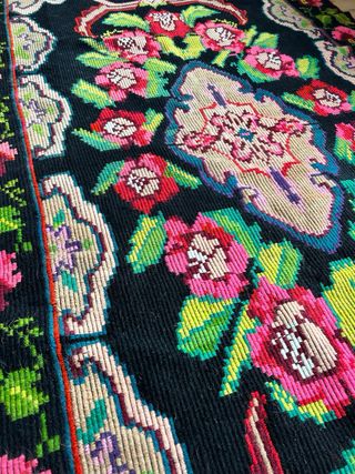 Tappeto lana nero con fiori rosa