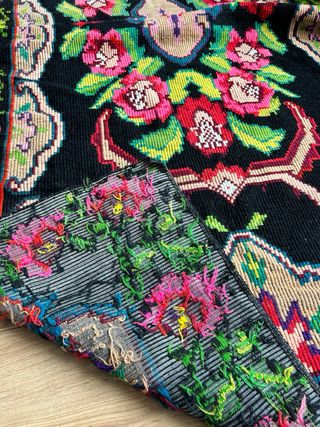 Tappeto lana nero con fiori rosa