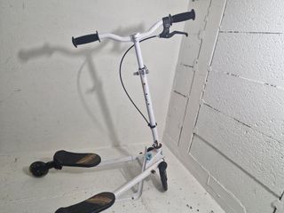 Patinete blanco con freno