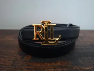 Cinturón negro con Hebilla Dorada