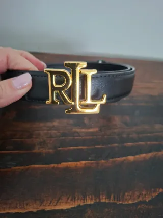 Cinturón negro con Hebilla Dorada