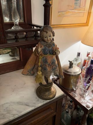 Niño Jesús con vestido y capa