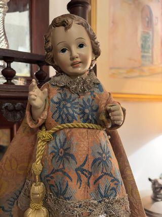 Niño Jesús con vestido y capa