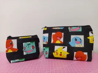 Neceser y mini neceser con estampado Pokémon