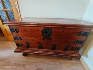 Arcón antiguo pino macizo con herrajes