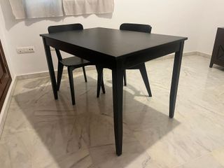 Mesa de 118x74 cm y 4 Sillas Negras
