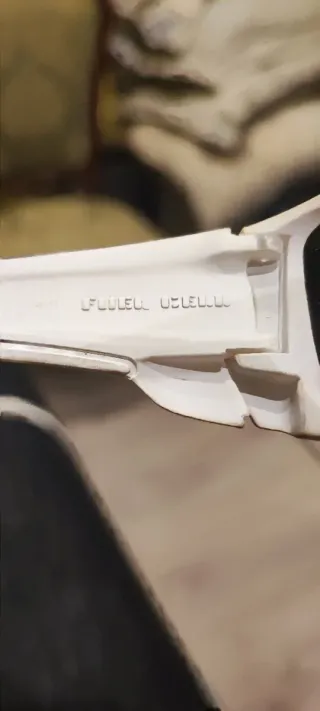 Gafas de sol Oakley blancas y azules.