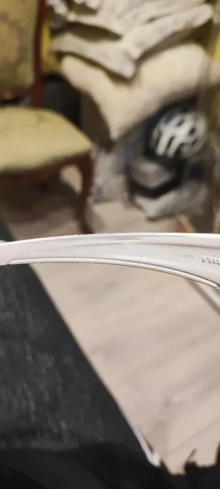 Gafas de sol Oakley blancas y azules.