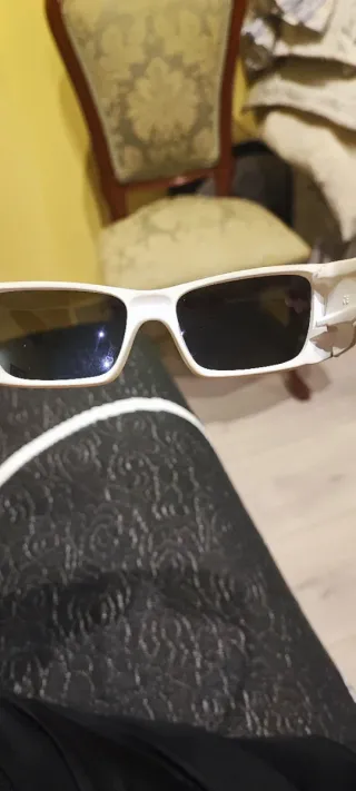 Gafas de sol Oakley blancas y azules.