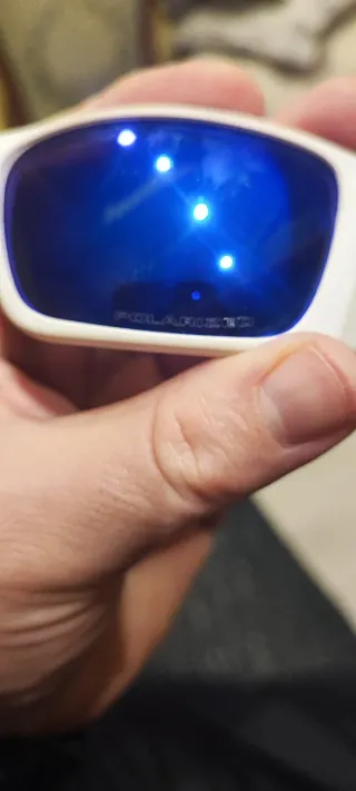 Gafas de sol Oakley blancas y azules.