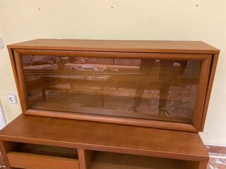 Vitrina de madera y cristal