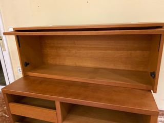 Vitrina de madera y cristal