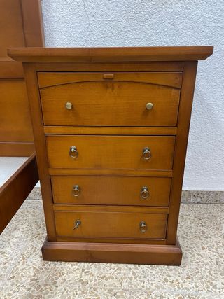 LIQUIDACIÓN Dormitorio completo de madera maciza.