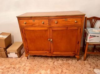 Aparador de madera con cajones y puertas