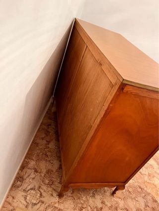 Aparador de madera con cajones y puertas