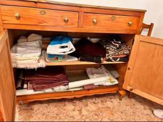 Aparador de madera con cajones y puertas