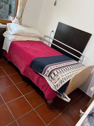 Cama articulada hospitalaria con mando