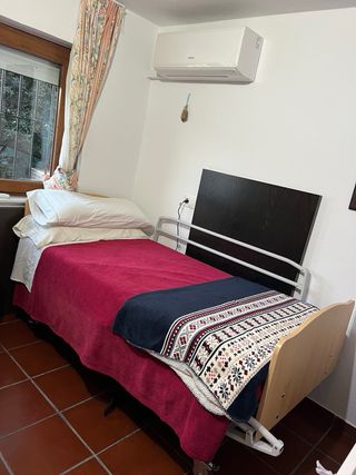 Cama articulada hospitalaria con mando