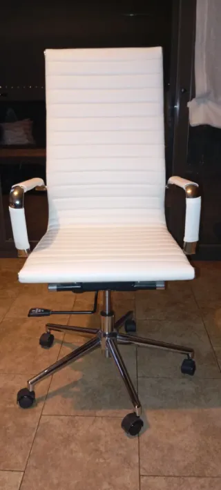 Sillas de oficina blancas de gran calidad.