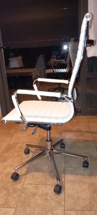 Sillas de oficina blancas de gran calidad.