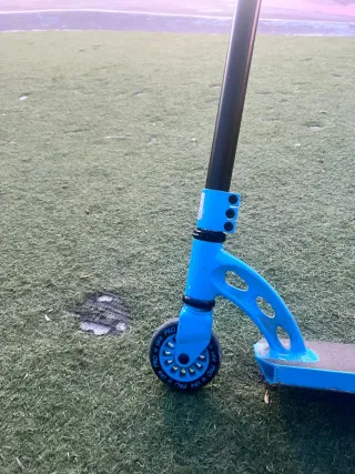 Patinete azul y verde