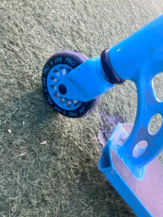 Patinete azul y verde