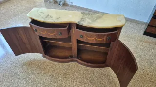Consola antigua de madera y mármol