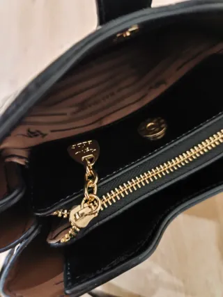 Bolso de charol negro con relieve