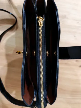 Bolso de charol negro con relieve