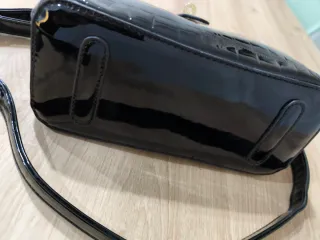 Bolso de charol negro con relieve