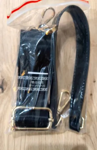 Bolso de charol negro con relieve