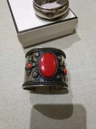 Brazalete plateado con piedra roja