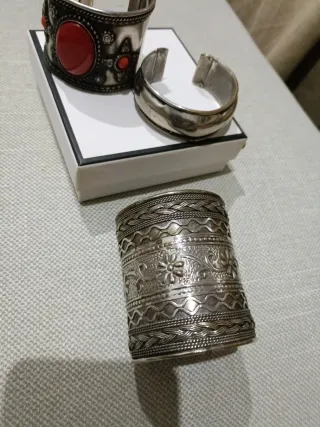 Brazalete plateado con piedra roja