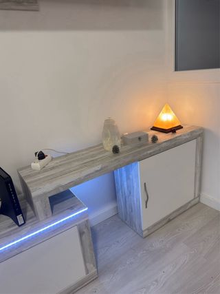 Mueble TV gris y blanco