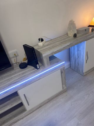 Mueble TV gris y blanco