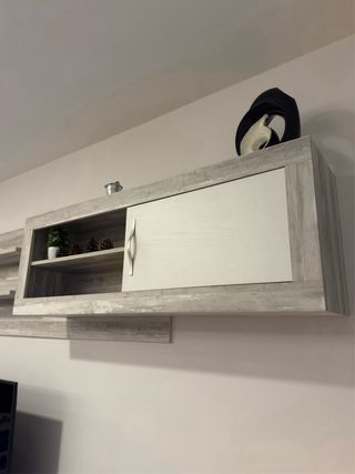 Mueble TV gris y blanco