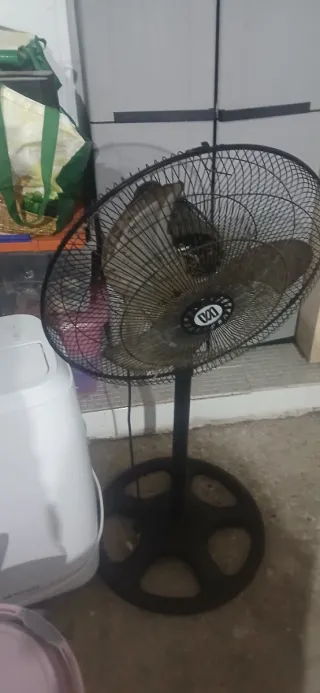 Ventilador de pie negro