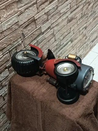 Moto decorativa con reloj