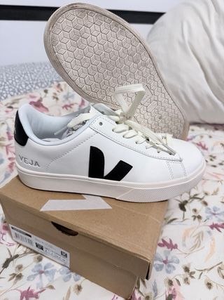 Zapatillas Veja Blancas y Negras Talla 38