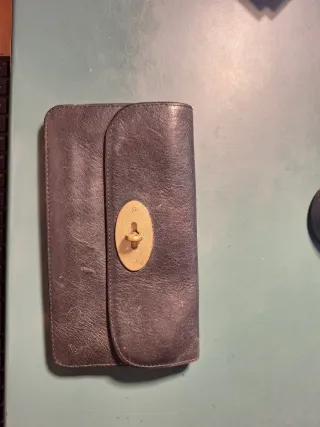 Cartera Mulberry de piel negra con cierre dorado.